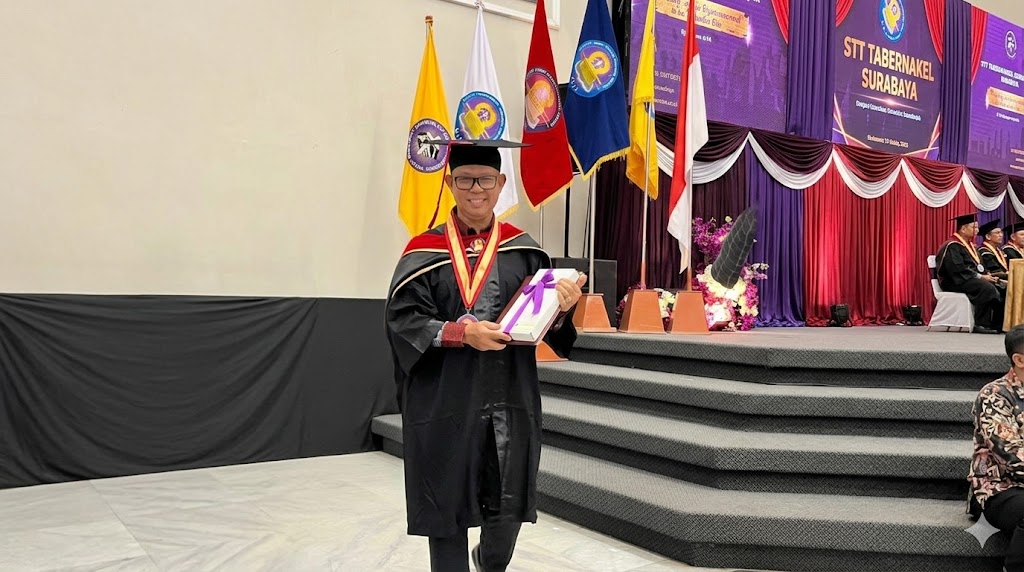 Sukses Raih Gelar Magister Teologi, Pdt. Johny Sugiana, M.Th (Sekretaris DPW FOCIM Kota Jayapura) Torehkan Prestasi Cumlaude
